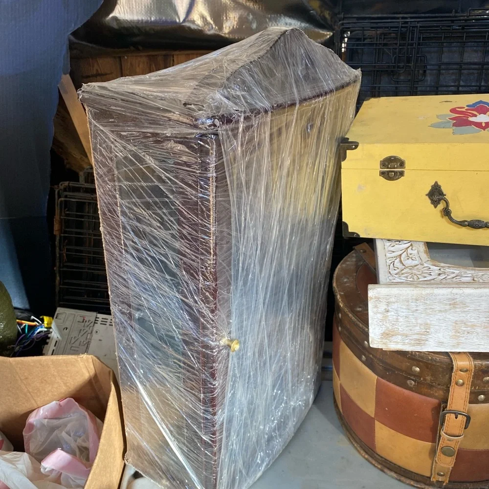 Display case - Picture 3 of 6